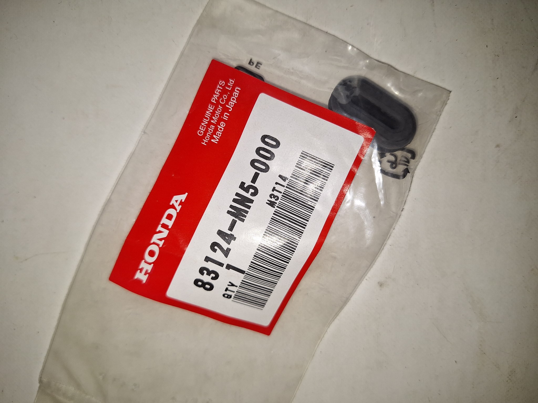 Picture of GUMMI, MOTOR SEITE ABDECK  83124-MN5-000  GL 1500 J